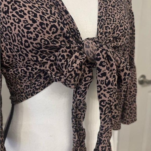 American Eagle cheetah print tie front cropped blouse size M - Picture 4 of 10